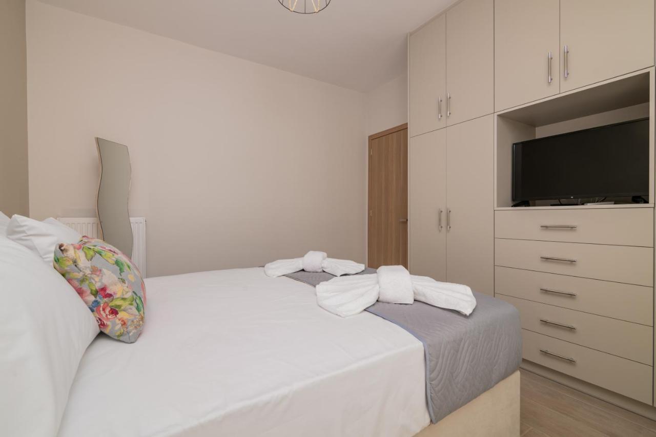 Emyria-two-floor With Roof Terrace